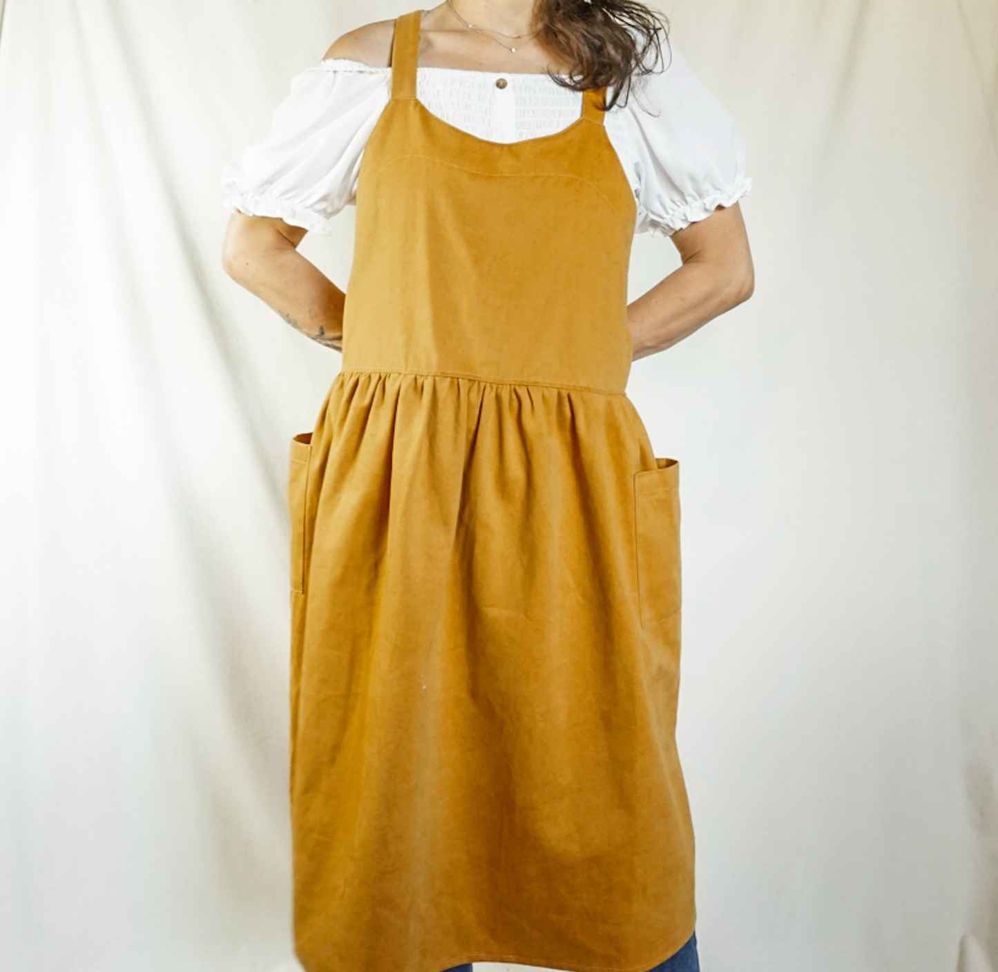 Cross back apron with pockets